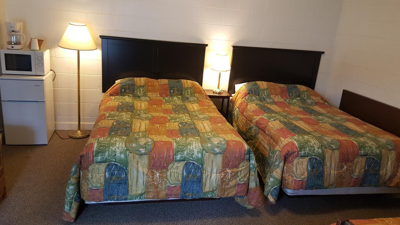 Centennial Motel Kindersley エクステリア 写真